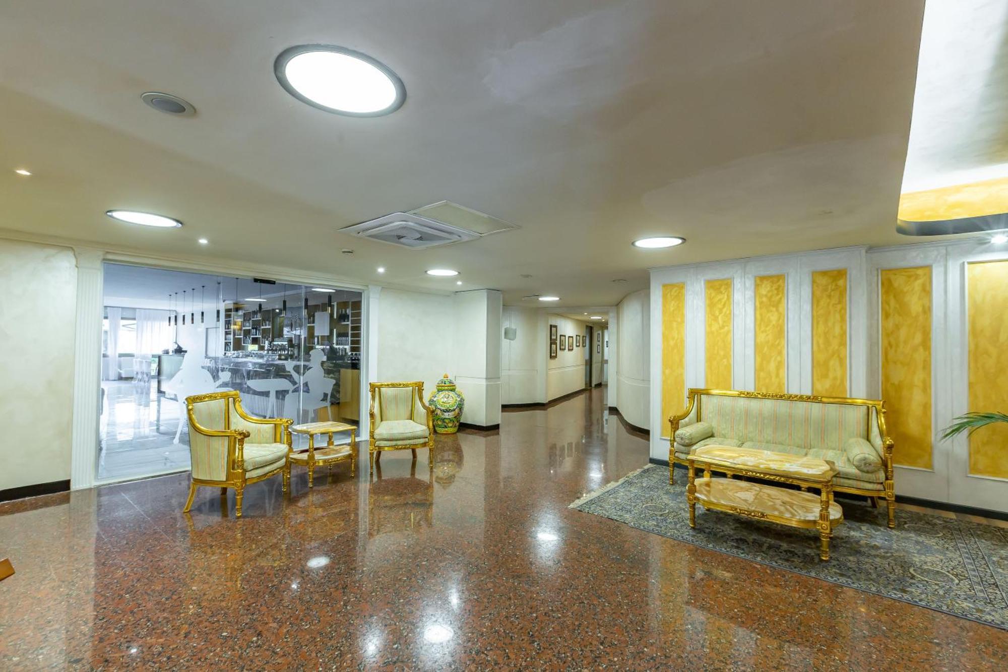 Next Stop From Laura Hotel Exterior photo